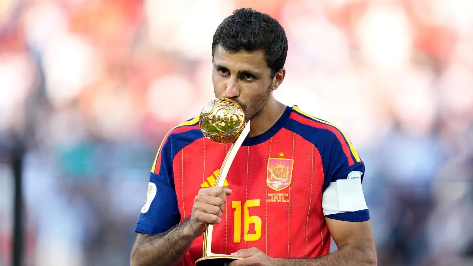 Jugador de España besando trofeo después del partido Jugador de España besando trofeo después del partido