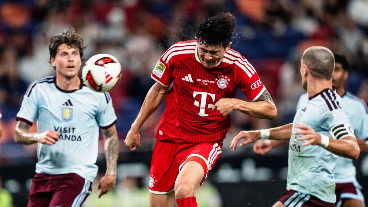 Jugador de Bayern Munich cabeceando el balón en partido Jugador de Bayern Munich cabeceando el balón en partido