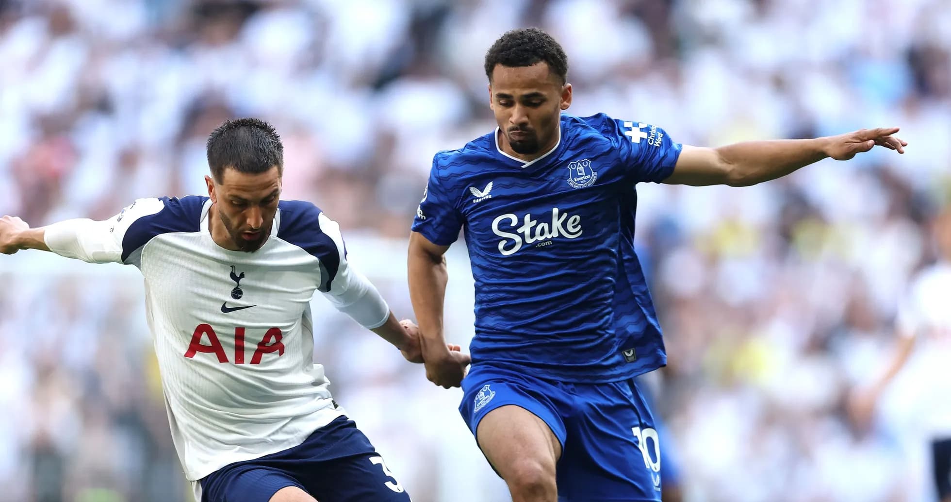 Jugadores de Tottenham y Everton disputando el balón Jugadores de Tottenham y Everton disputando el balón