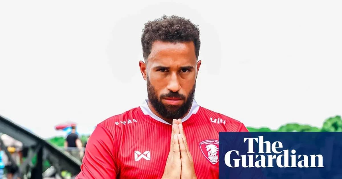 Jugador con camiseta roja haciendo gesto de oración Jugador con camiseta roja haciendo gesto de oración