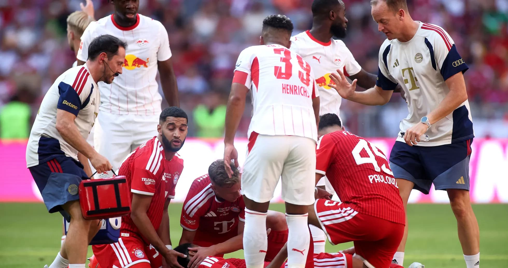 Jugadores de Bayern Munich atendiendo a compañero lesionado Jugadores de Bayern Munich atendiendo a compañero lesionado