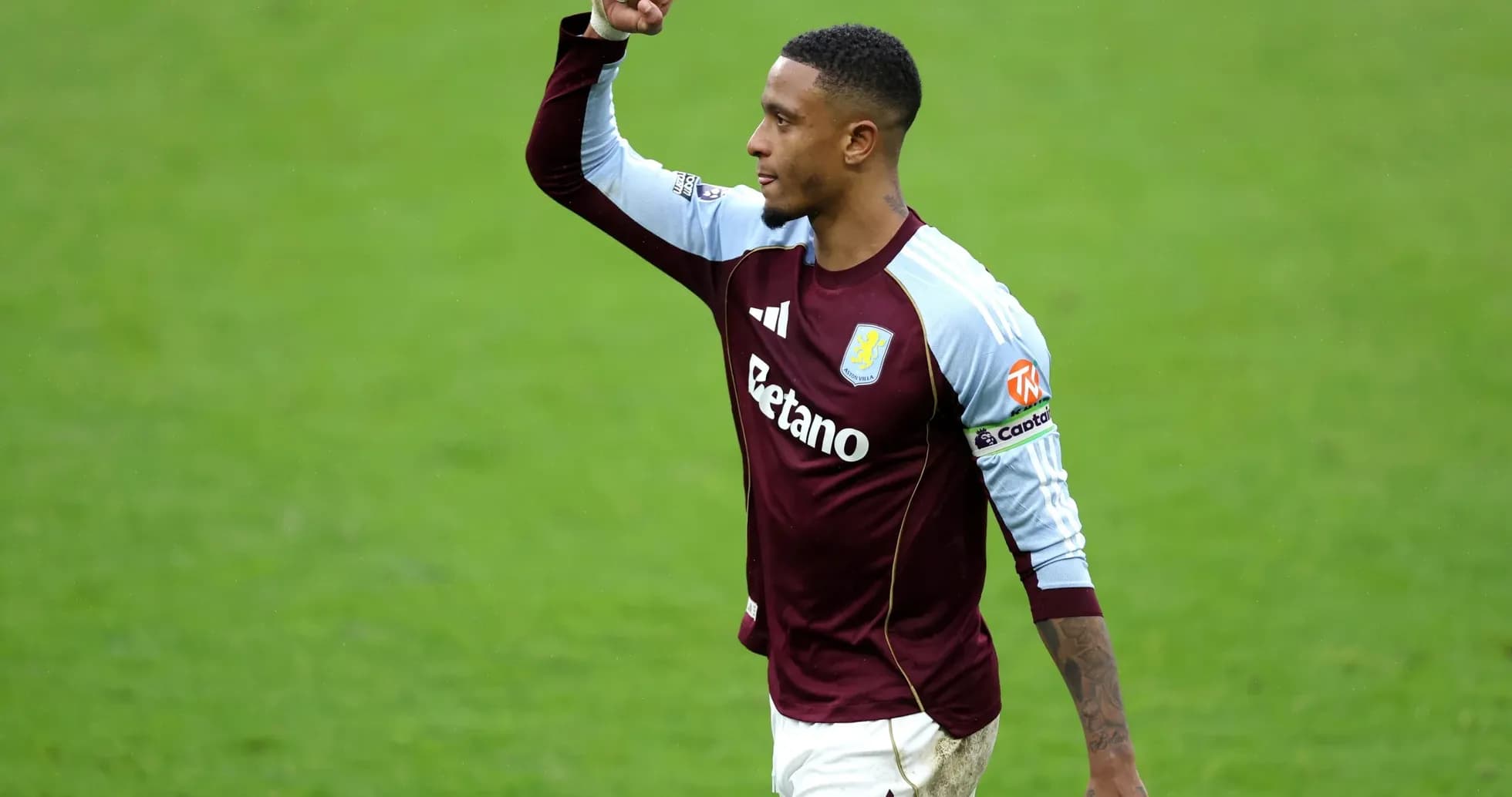 Jugador de Aston Villa celebrando en el campo Jugador de Aston Villa celebrando en el campo