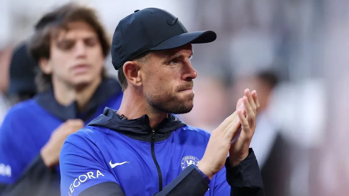 Entrenador aplaudiendo en el banquillo del partido Entrenador aplaudiendo en el banquillo del partido