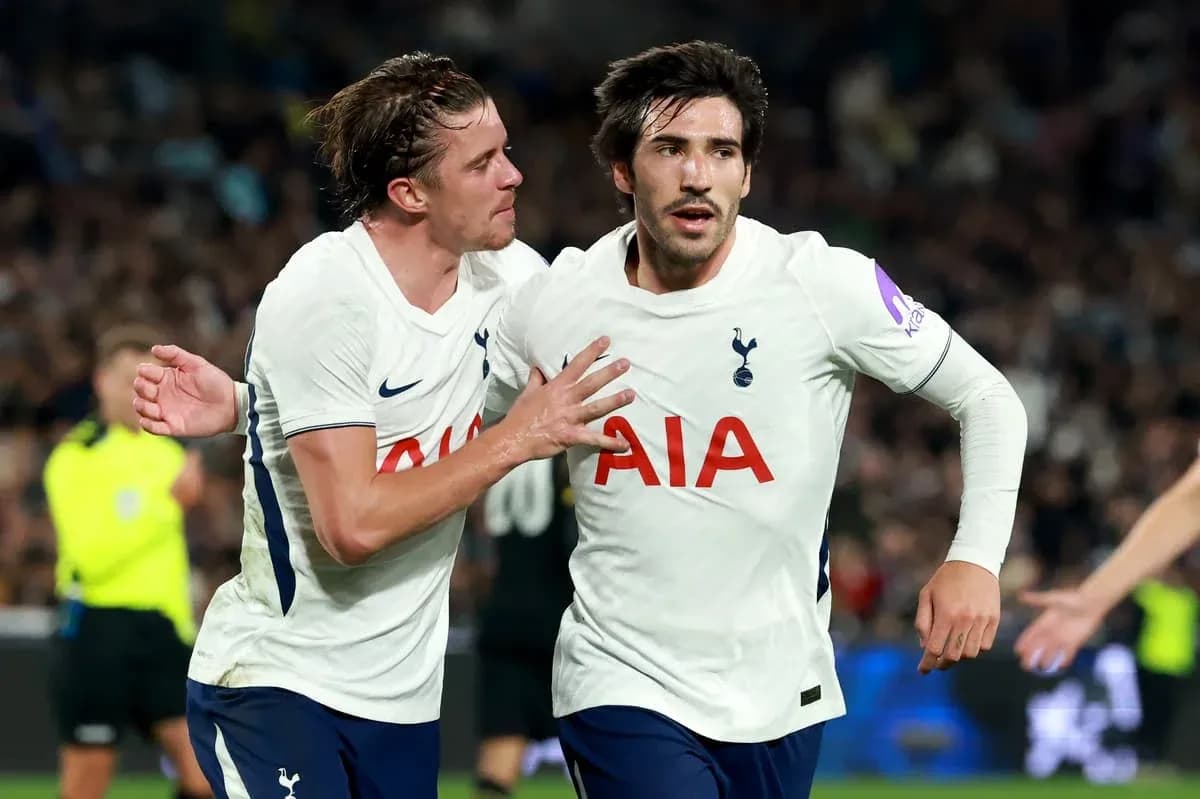 Jugadores de Tottenham celebrando un gol en partido Jugadores de Tottenham celebrando un gol en partido