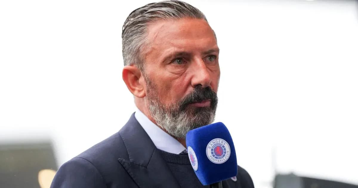 Hombre hablando en un micrófono de reportero Hombre hablando en un micrófono de reportero