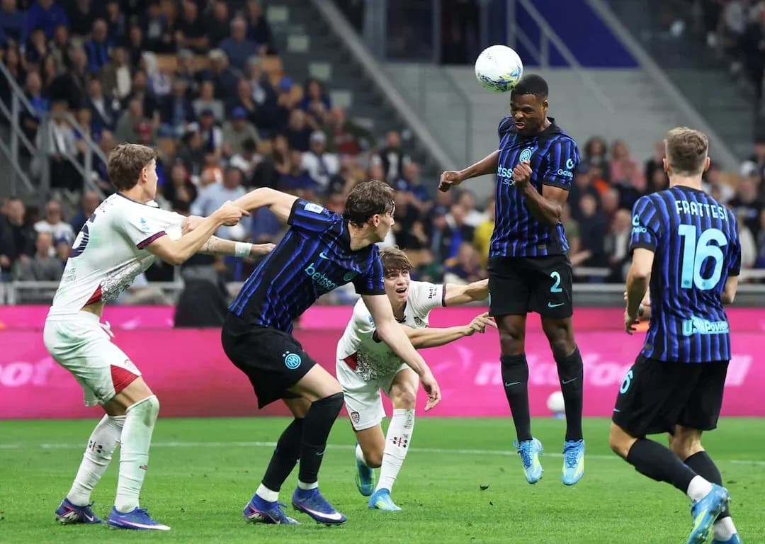 Jugadores de Cagliari e Inter en acción Jugadores de Cagliari e Inter en acción