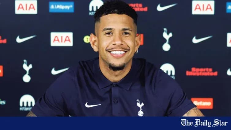 Jugador sonriente en conferencia de prensa de Tottenham Jugador sonriente en conferencia de prensa de Tottenham