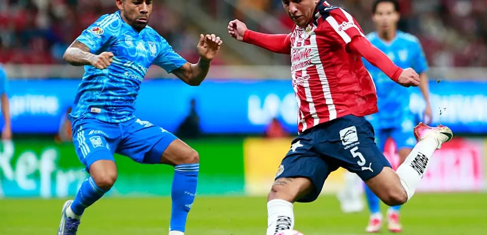 Jugadores de Tigres y Chivas en acción Jugadores de Tigres y Chivas en acción