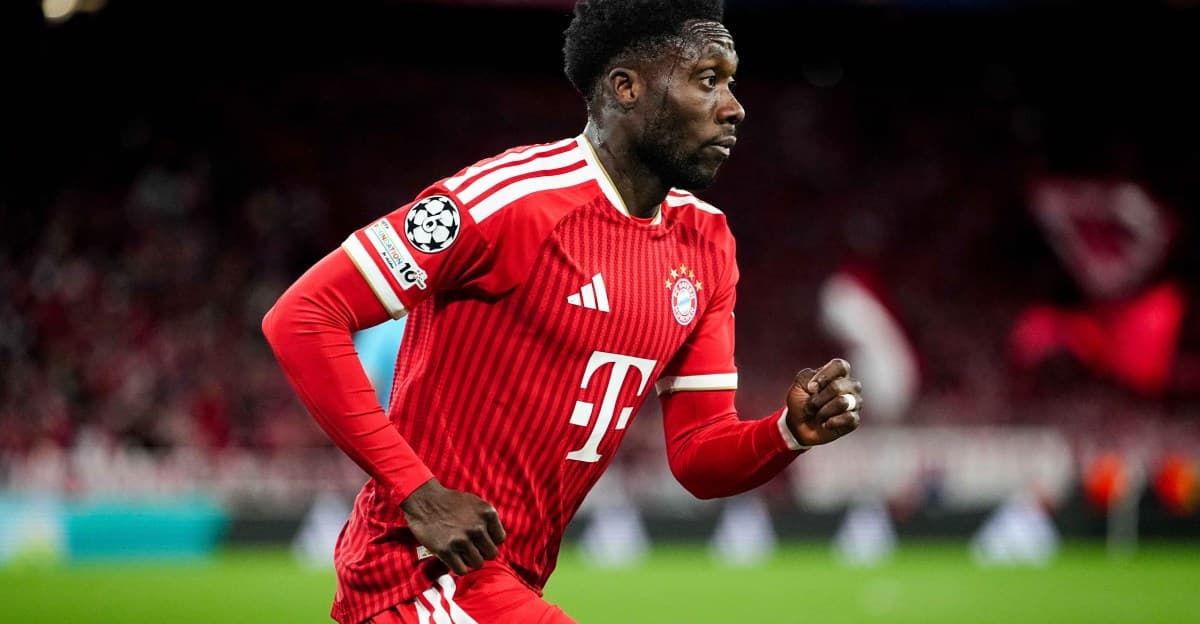 Jugador de Bayern Múnich corriendo en el campo Jugador de Bayern Múnich corriendo en el campo