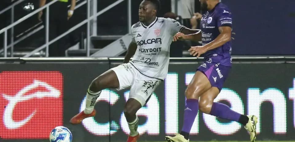 Jugador de Necaxa enfrentando a Mazatlán Jugador de Necaxa enfrentando a Mazatlán