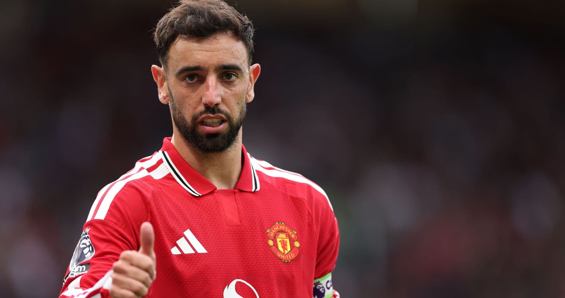 Bruno Fernandes haciendo gesto con el pulgar arriba Bruno Fernandes haciendo gesto con el pulgar arriba