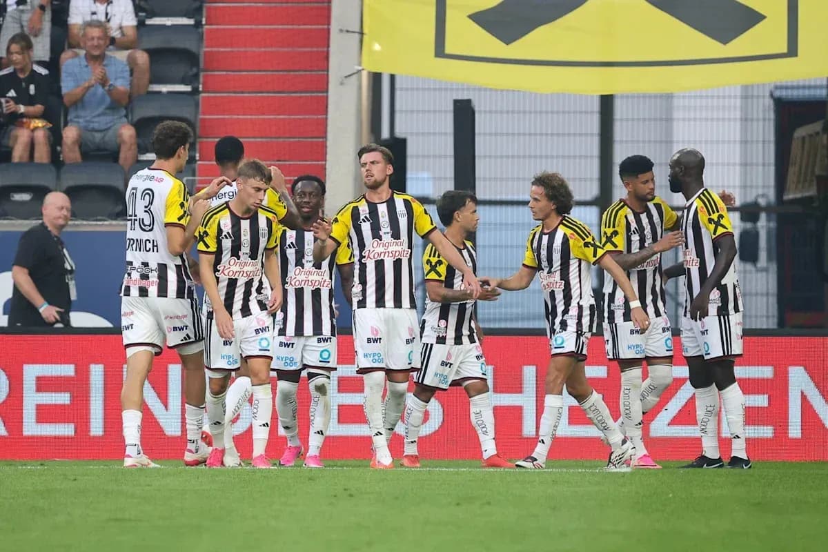 Jugadores celebrando un gol en el campo Jugadores celebrando un gol en el campo