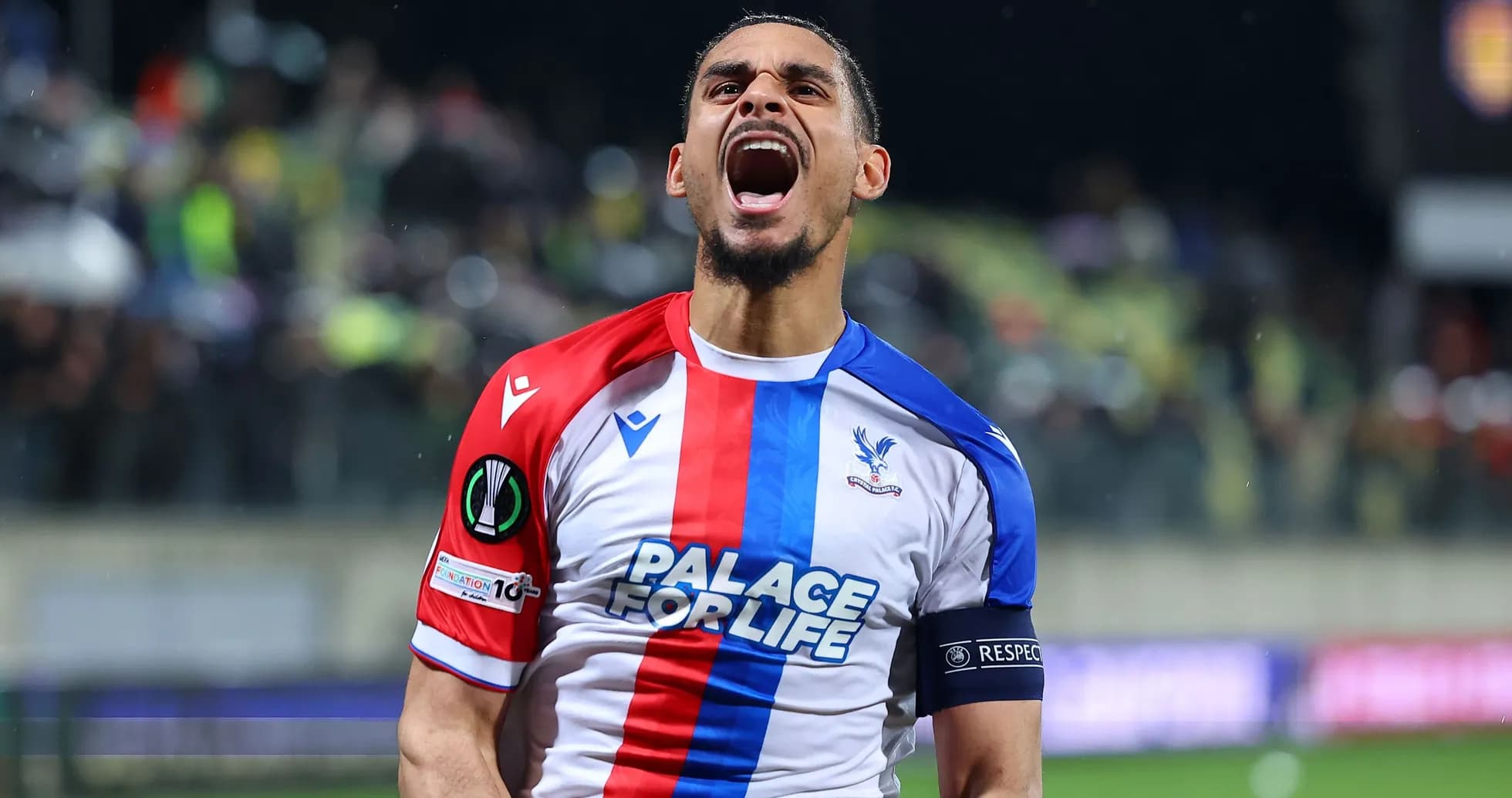 Jugador de Crystal Palace celebrando en el campo Jugador de Crystal Palace celebrando en el campo