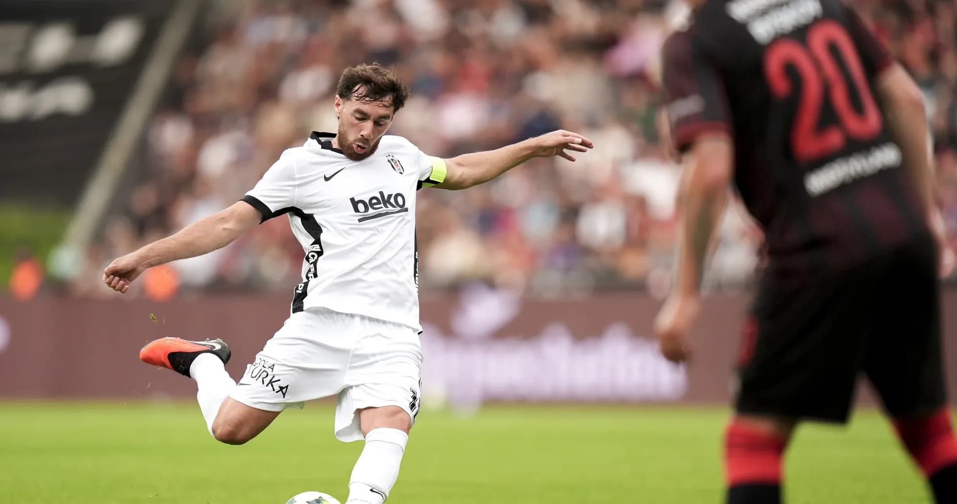 Jugador de Beşiktaş chutando el balón Jugador de Beşiktaş chutando el balón