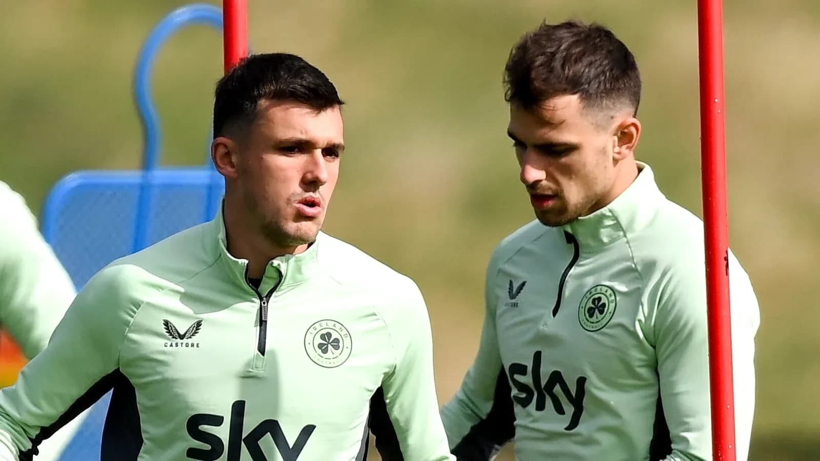 Dos jugadores conversando durante sesión de entrenamiento Dos jugadores conversando durante sesión de entrenamiento