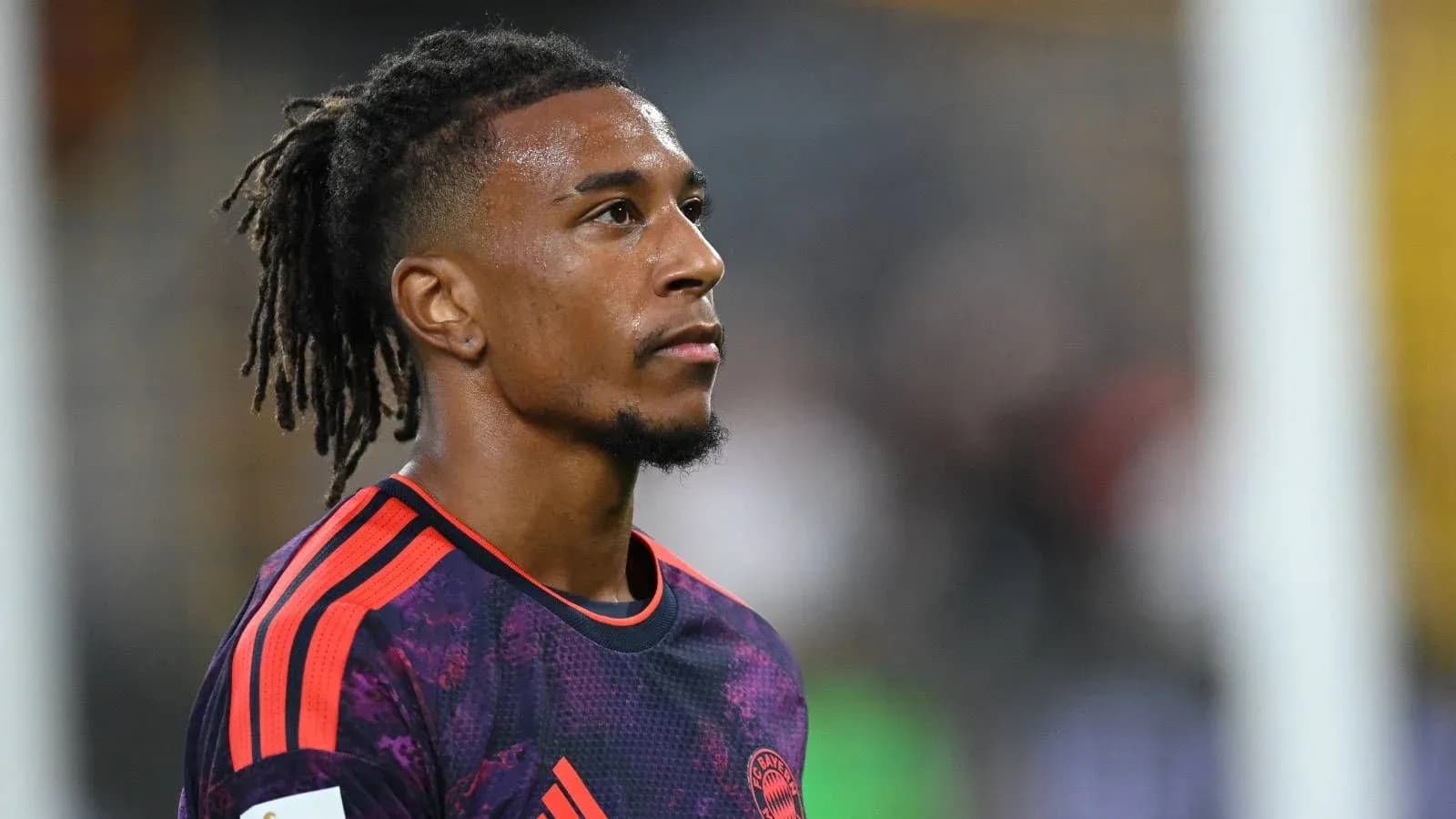 Jugador de fútbol con camiseta de Bayern Múnich Jugador de fútbol con camiseta de Bayern Múnich