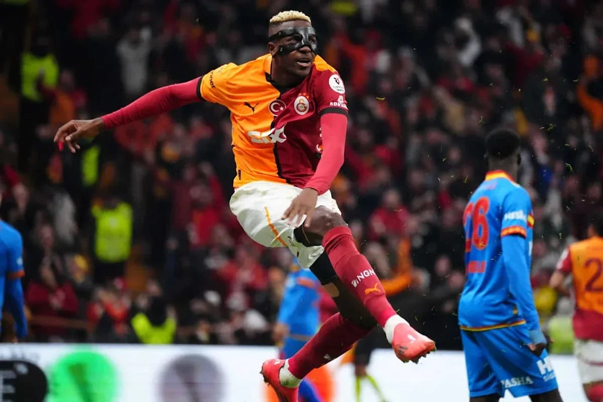 Jugador de Galatasaray celebrando un gol en partido Jugador de Galatasaray celebrando un gol en partido