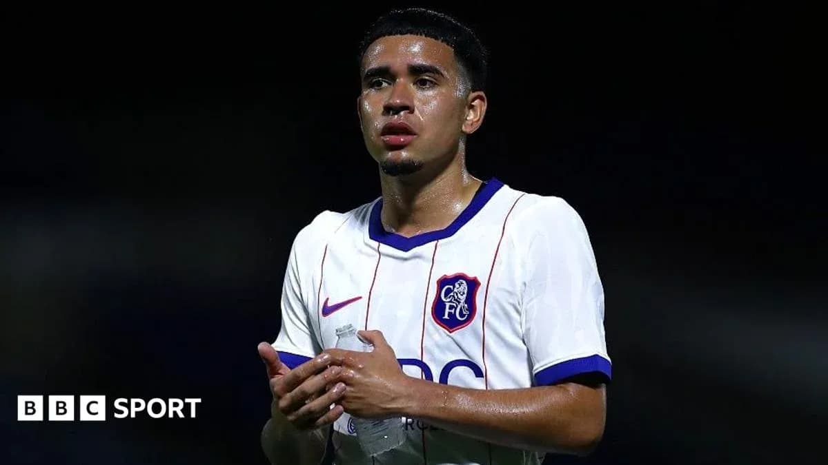 Jugador de fútbol sosteniendo una botella de agua Jugador de fútbol sosteniendo una botella de agua