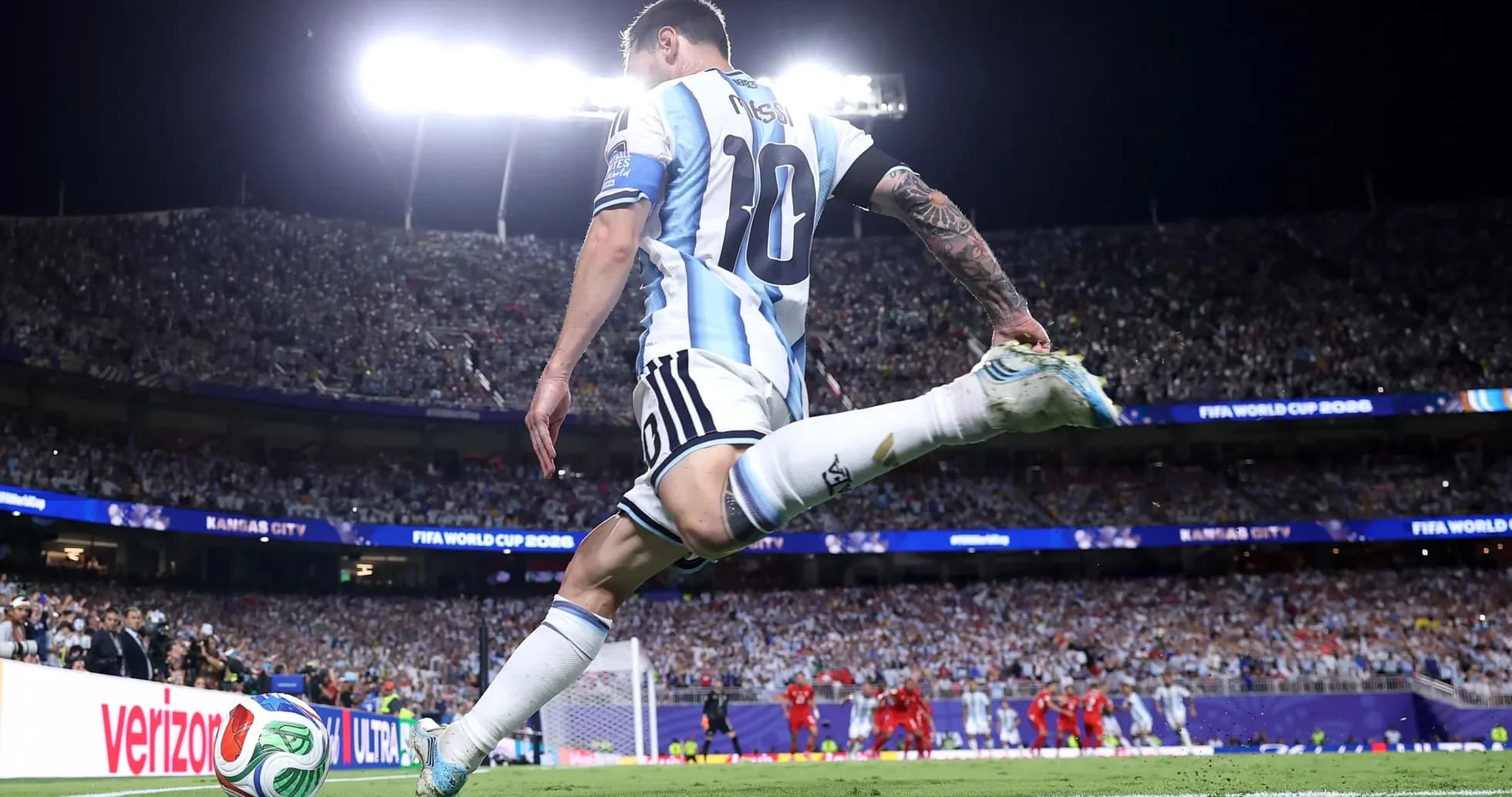 Lionel Messi ejecutando un tiro de esquina Lionel Messi ejecutando un tiro de esquina