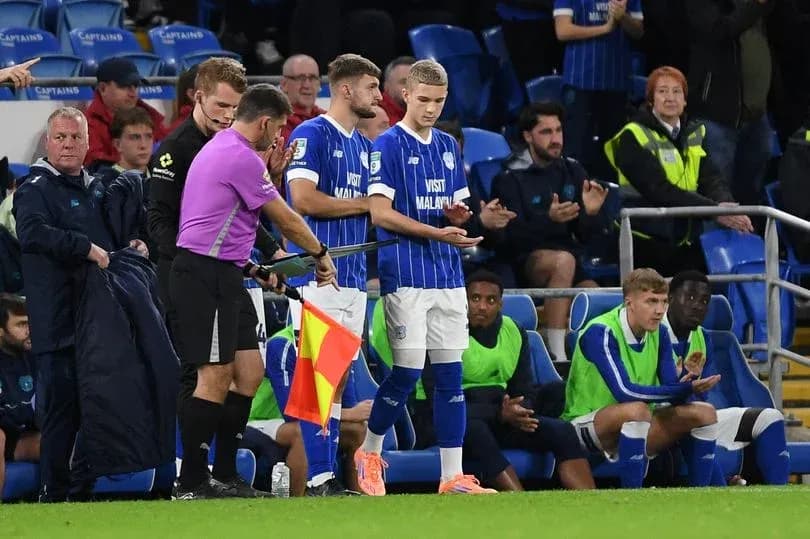 Sustitución en el partido con jugadores en la banda Sustitución en el partido con jugadores en la banda