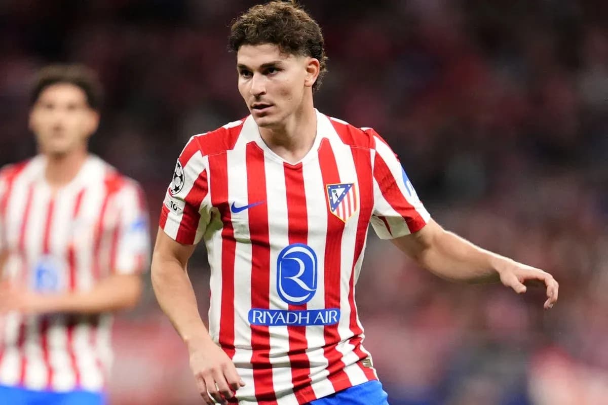 Jugador de Atlético de Madrid en acción durante el partido Jugador de Atlético de Madrid en acción durante el partido