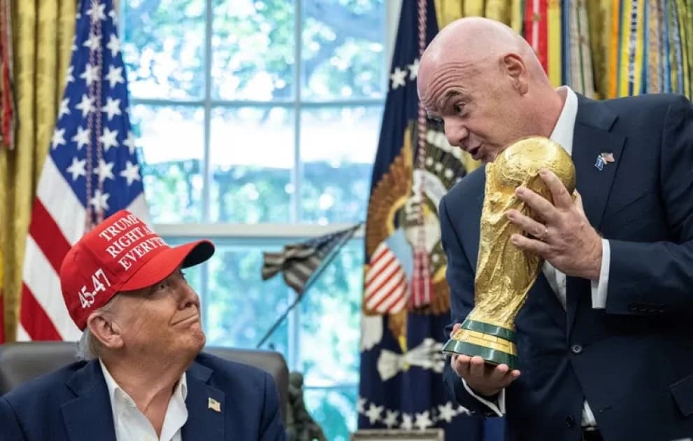 Persona sosteniendo el trofeo de la Copa del Mundo Persona sosteniendo el trofeo de la Copa del Mundo