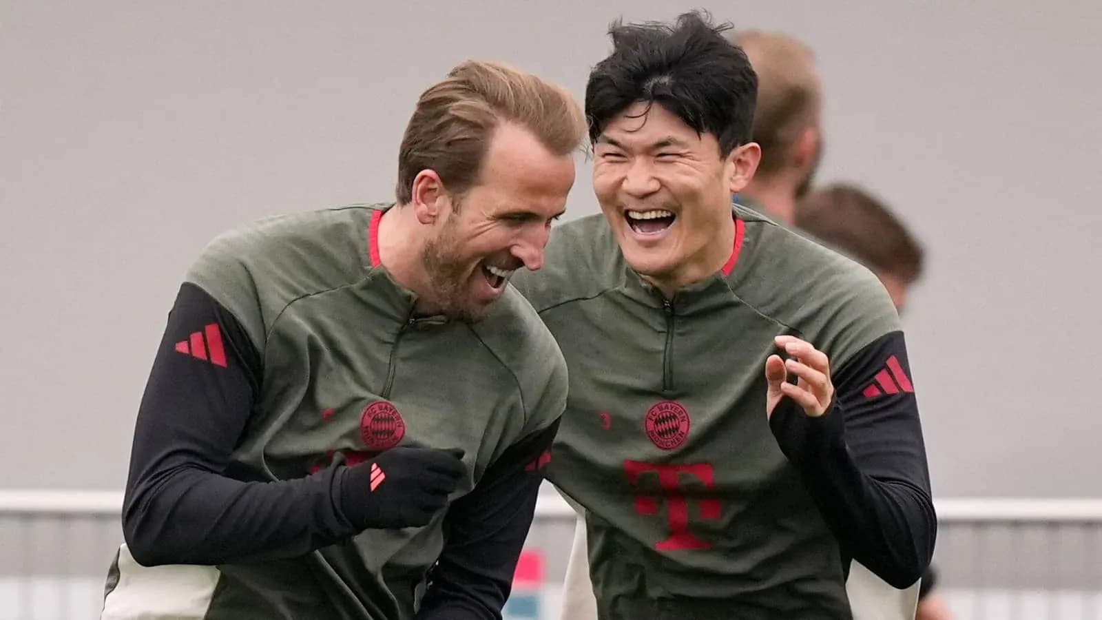 Jugadores de Bayern Múnich riendo durante entrenamiento Jugadores de Bayern Múnich riendo durante entrenamiento