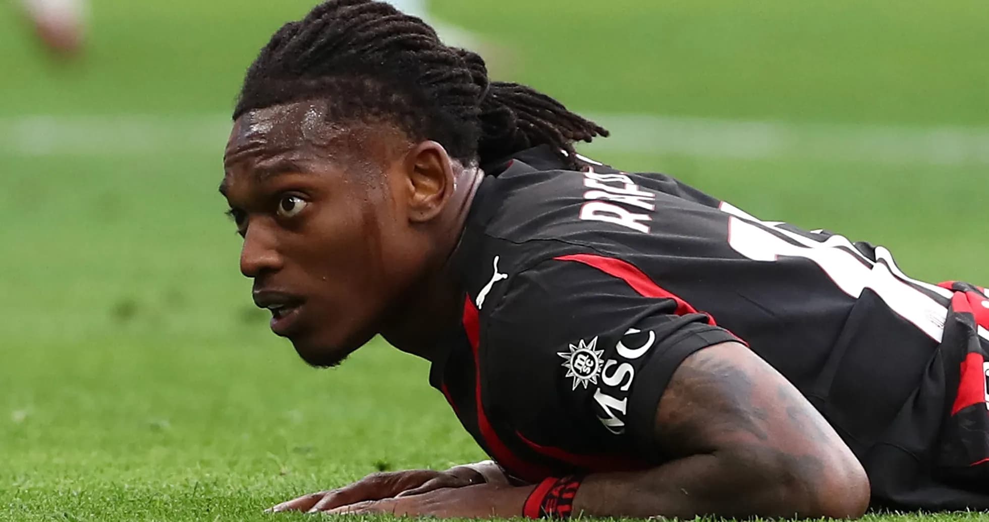 Jugador en el suelo durante un partido de fútbol Jugador en el suelo durante un partido de fútbol