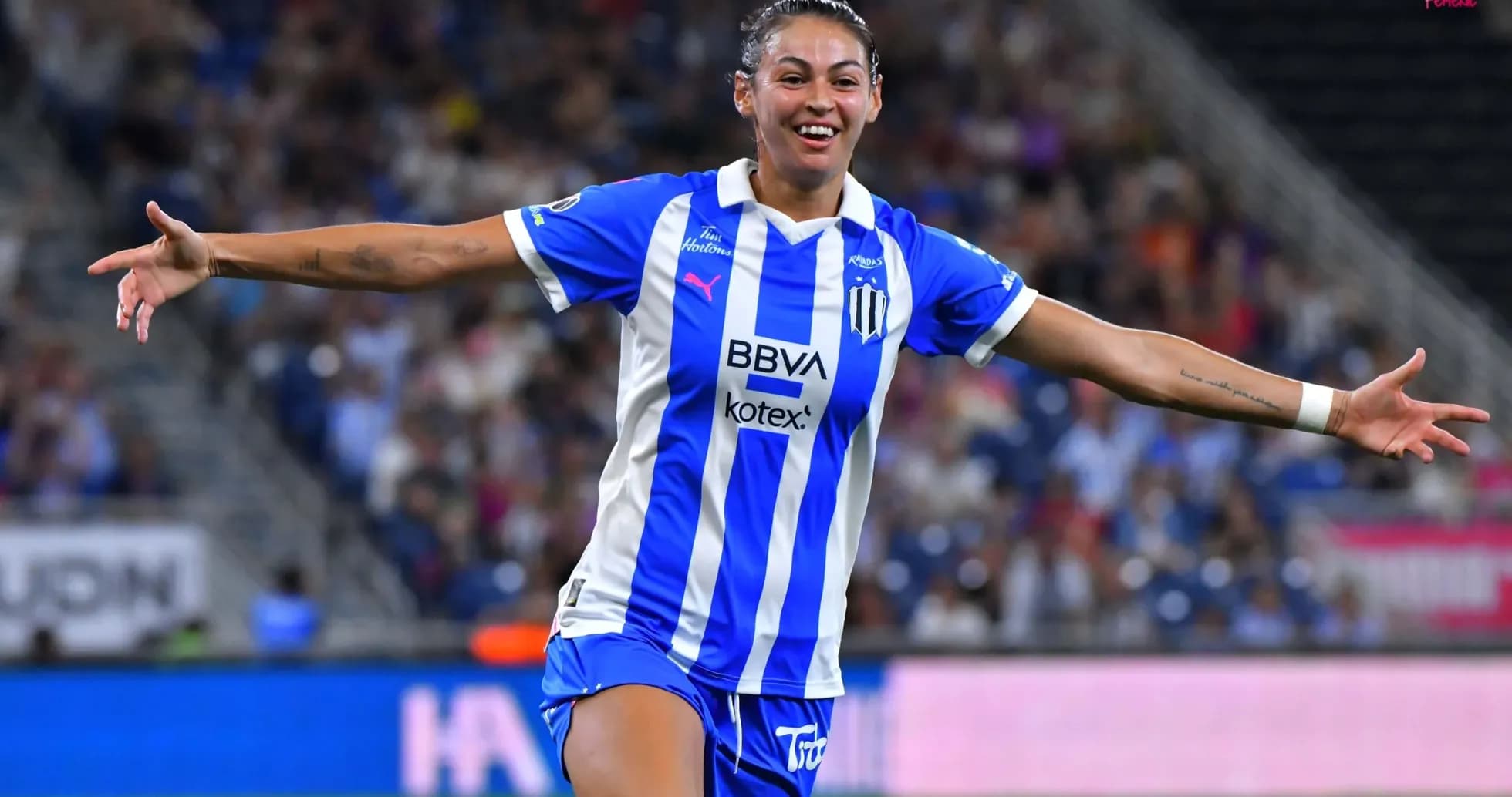 Jugadora celebrando un gol en Liga MX Femenil Jugadora celebrando un gol en Liga MX Femenil