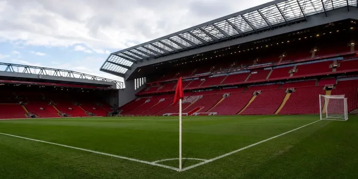 Vista del campo en Anfield con banderín de esquina Vista del campo en Anfield con banderín de esquina