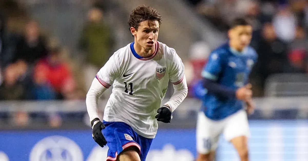 Jugador de Estados Unidos corriendo con el balón Jugador de Estados Unidos corriendo con el balón