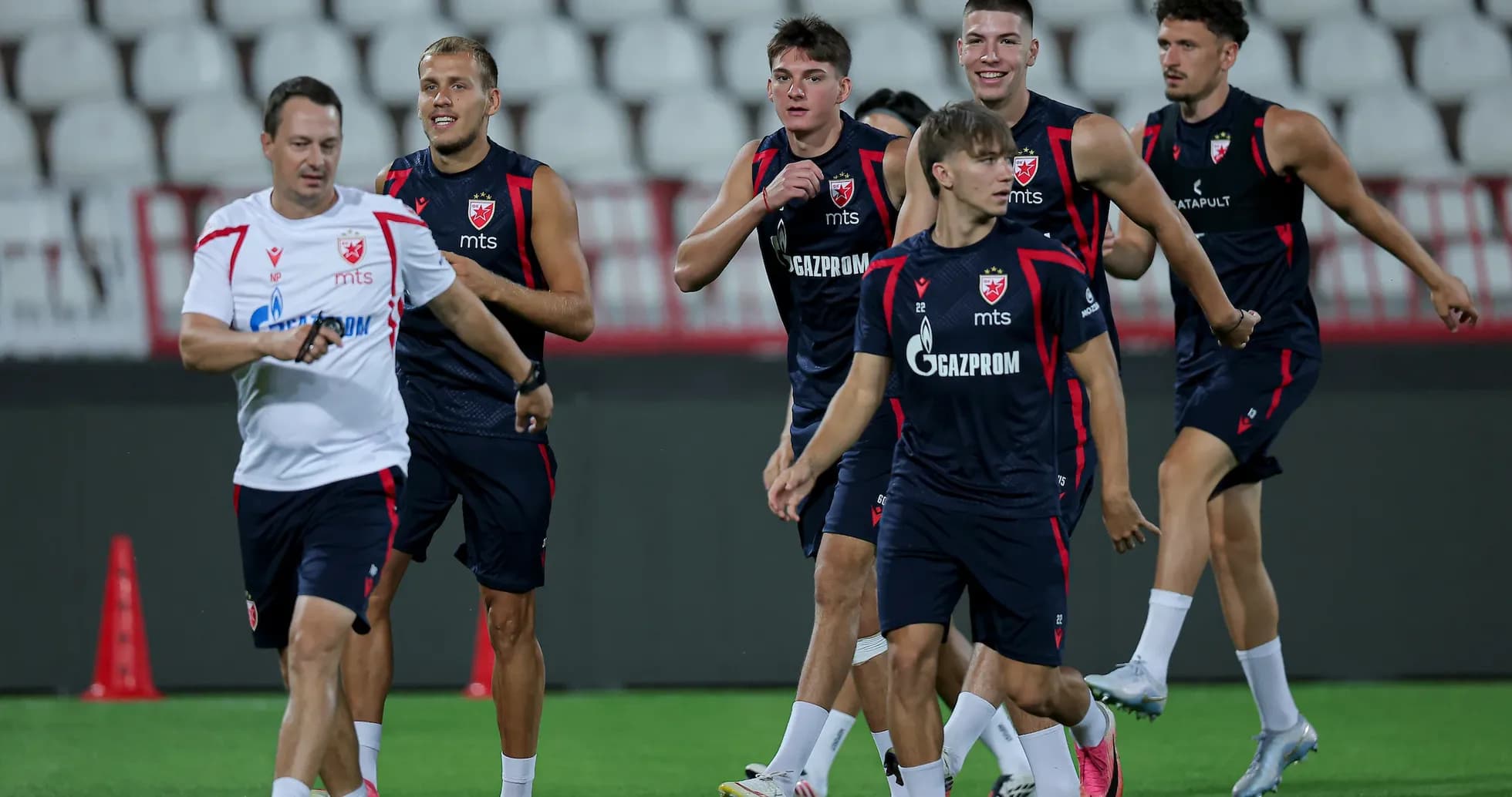 Jugadores de Crvena Zvezda entrenando en el campo Jugadores de Crvena Zvezda entrenando en el campo