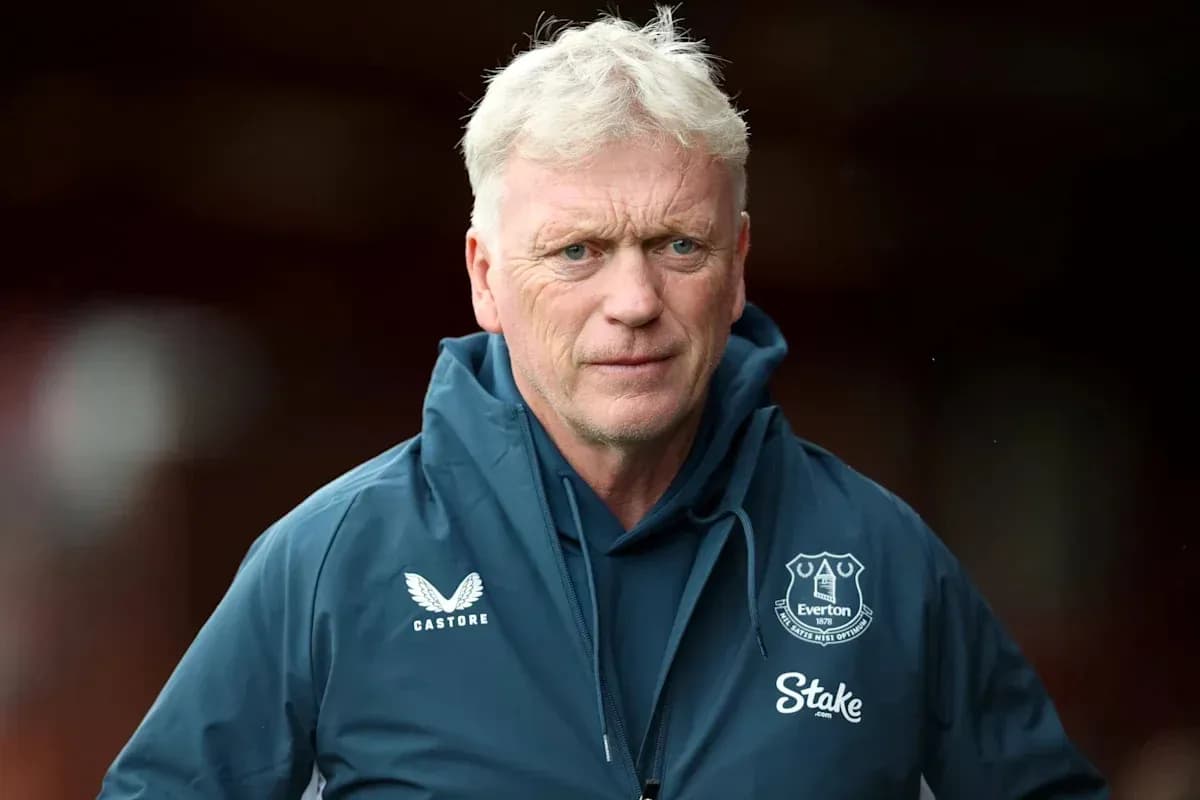 Entrenador de Everton en el campo de juego Entrenador de Everton en el campo de juego