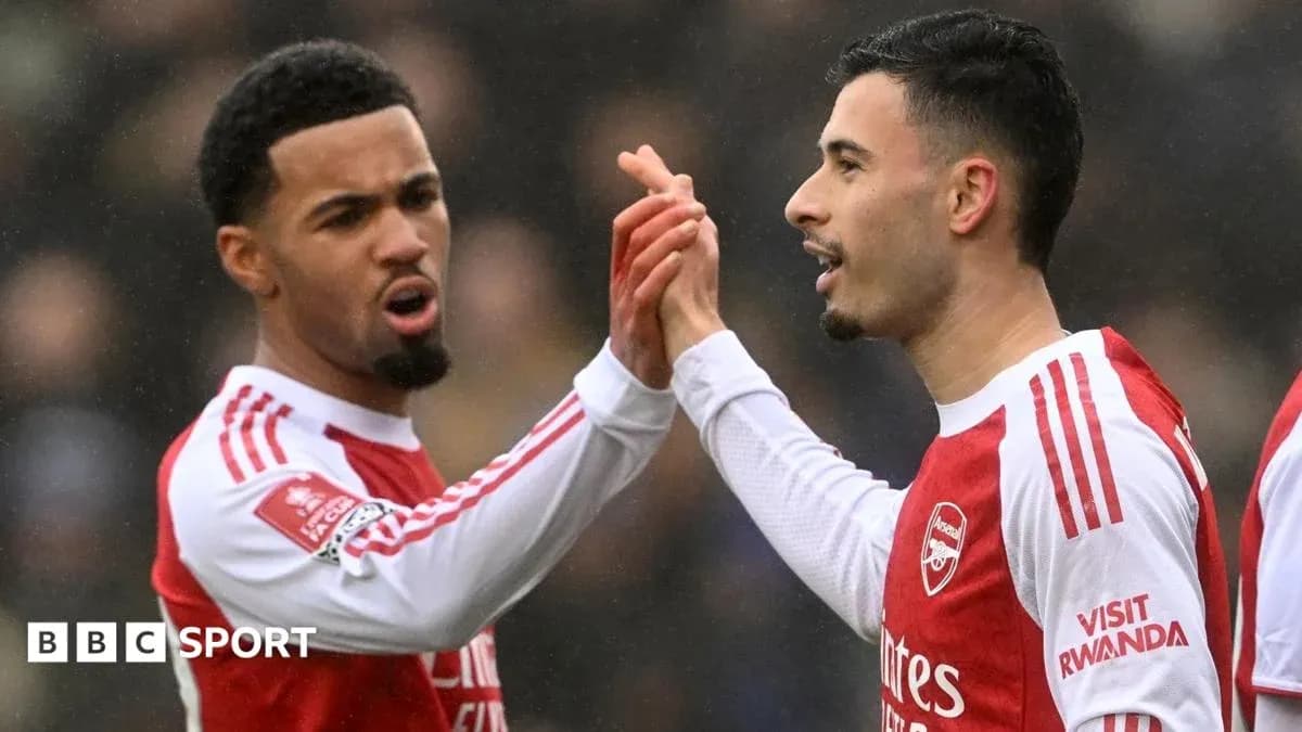 Dos jugadores de Arsenal celebrando un gol Dos jugadores de Arsenal celebrando un gol