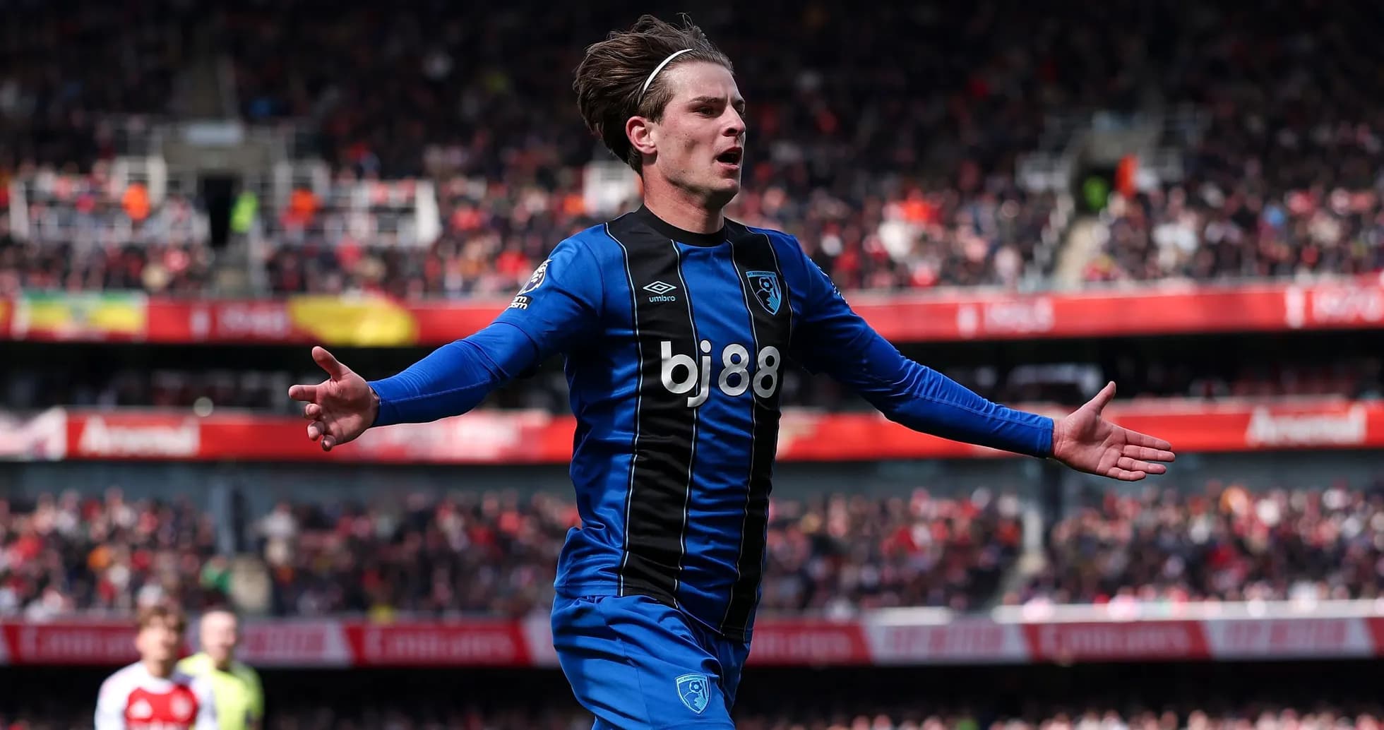 Jugador de Bournemouth celebrando un gol en el partido Jugador de Bournemouth celebrando un gol en el partido