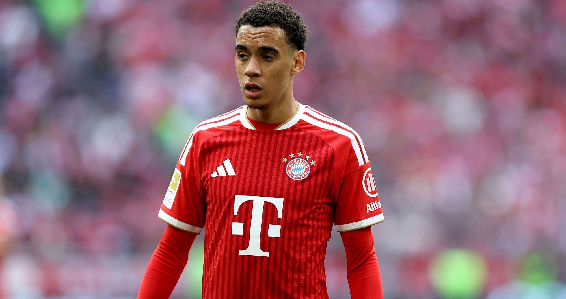 Jugador de Bayern Múnich en el campo de juego Jugador de Bayern Múnich en el campo de juego