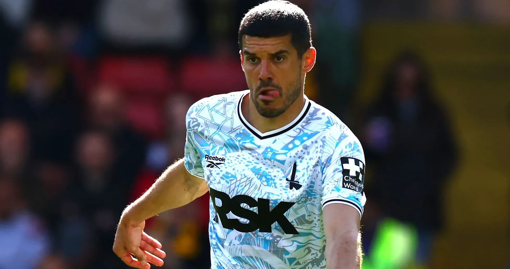 Jugador corriendo con balón durante el partido Jugador corriendo con balón durante el partido