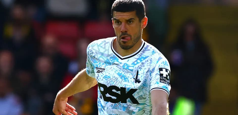Jugador corriendo con balón durante el partido Jugador corriendo con balón durante el partido
