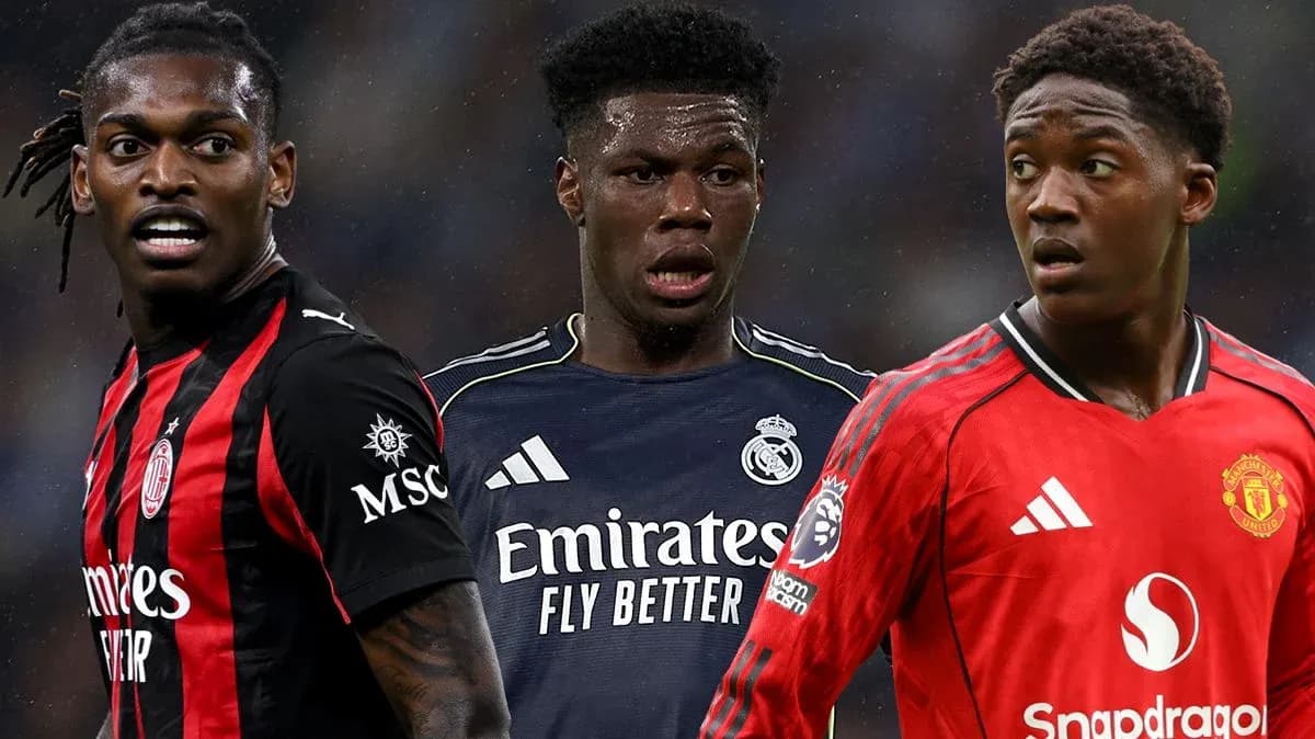 Tres jugadores de fútbol en sus respectivos uniformes Tres jugadores de fútbol en sus respectivos uniformes