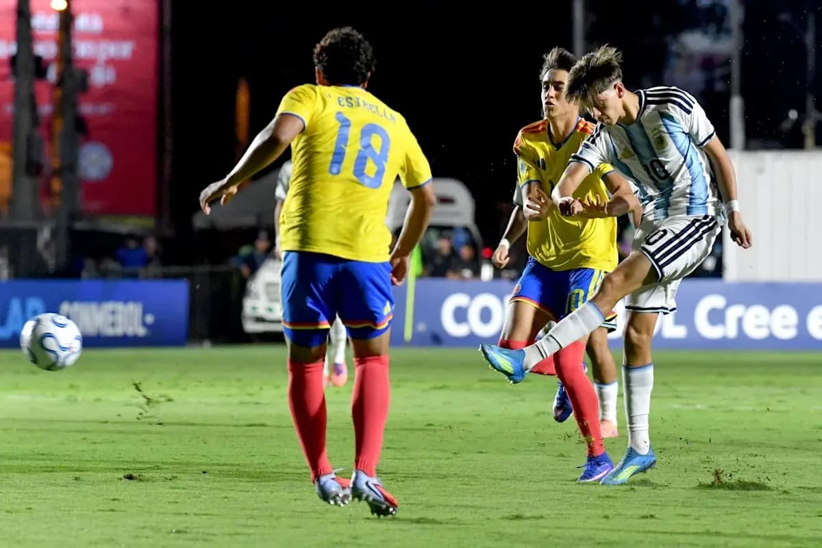 Jugador argentino disparando a puerta durante el partido Jugador argentino disparando a puerta durante el partido