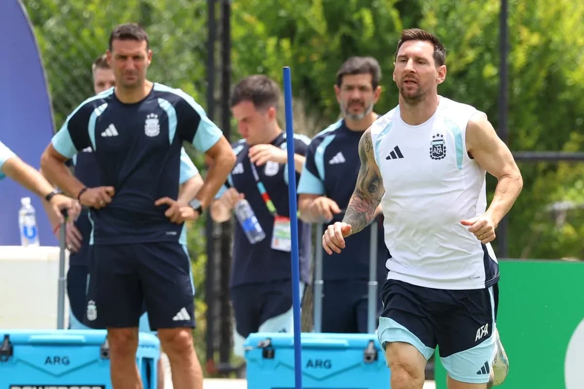 Lionel Messi corriendo durante entrenamiento del equipo argentino Lionel Messi corriendo durante entrenamiento del equipo argentino