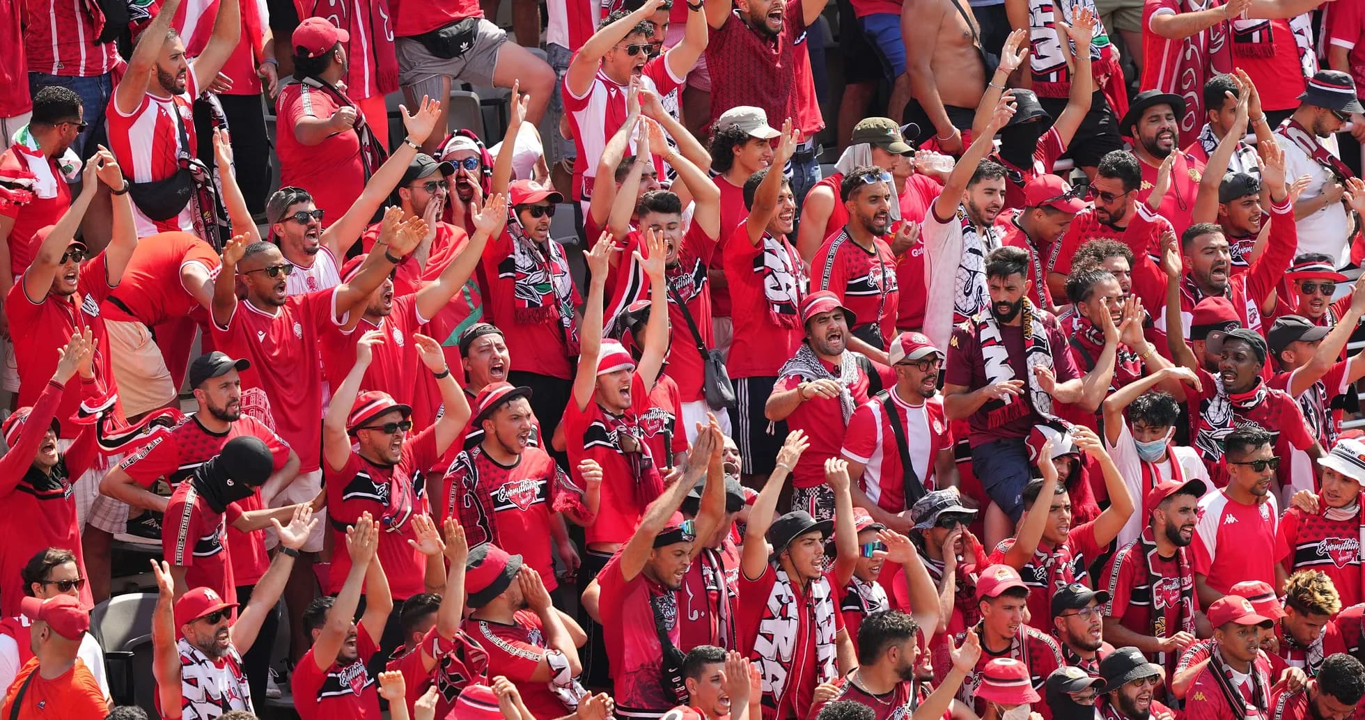 Aficionados animando con camisetas rojas en el estadio Aficionados animando con camisetas rojas en el estadio