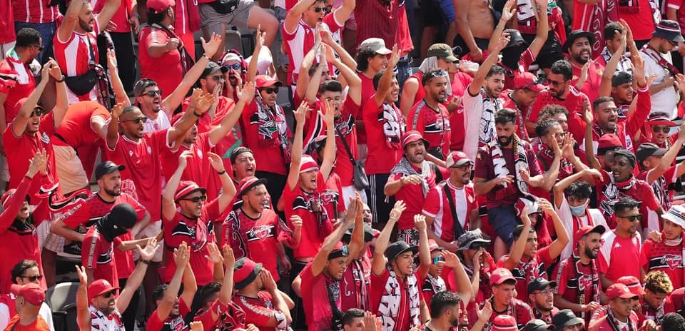 Aficionados animando con camisetas rojas en el estadio Aficionados animando con camisetas rojas en el estadio