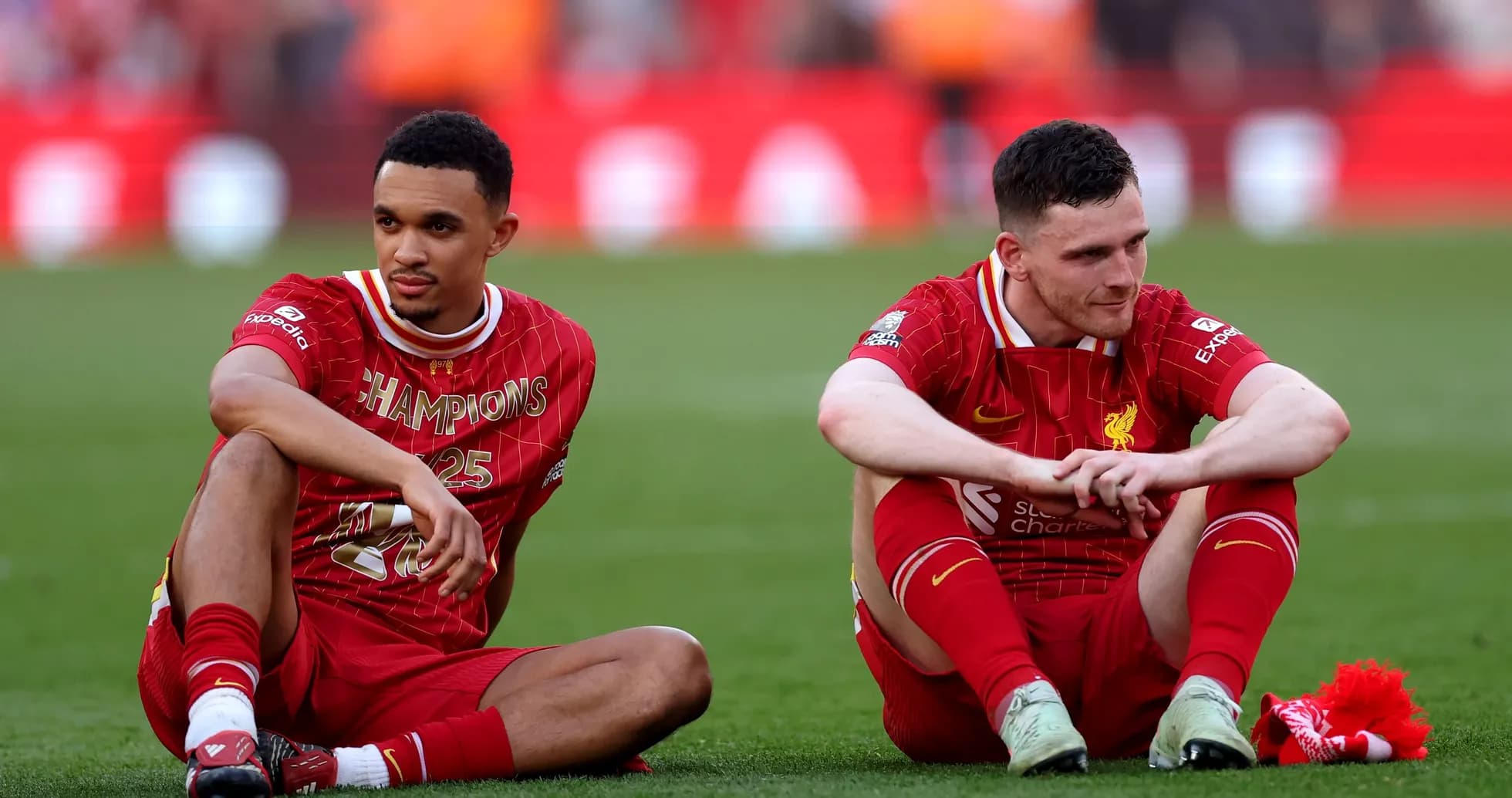 Jugadores de Liverpool sentados en el campo tras partido Jugadores de Liverpool sentados en el campo tras partido
