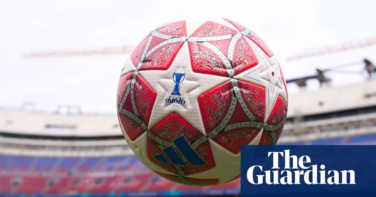 Balón de fútbol con diseño distintivo en estadio Balón de fútbol con diseño distintivo en estadio