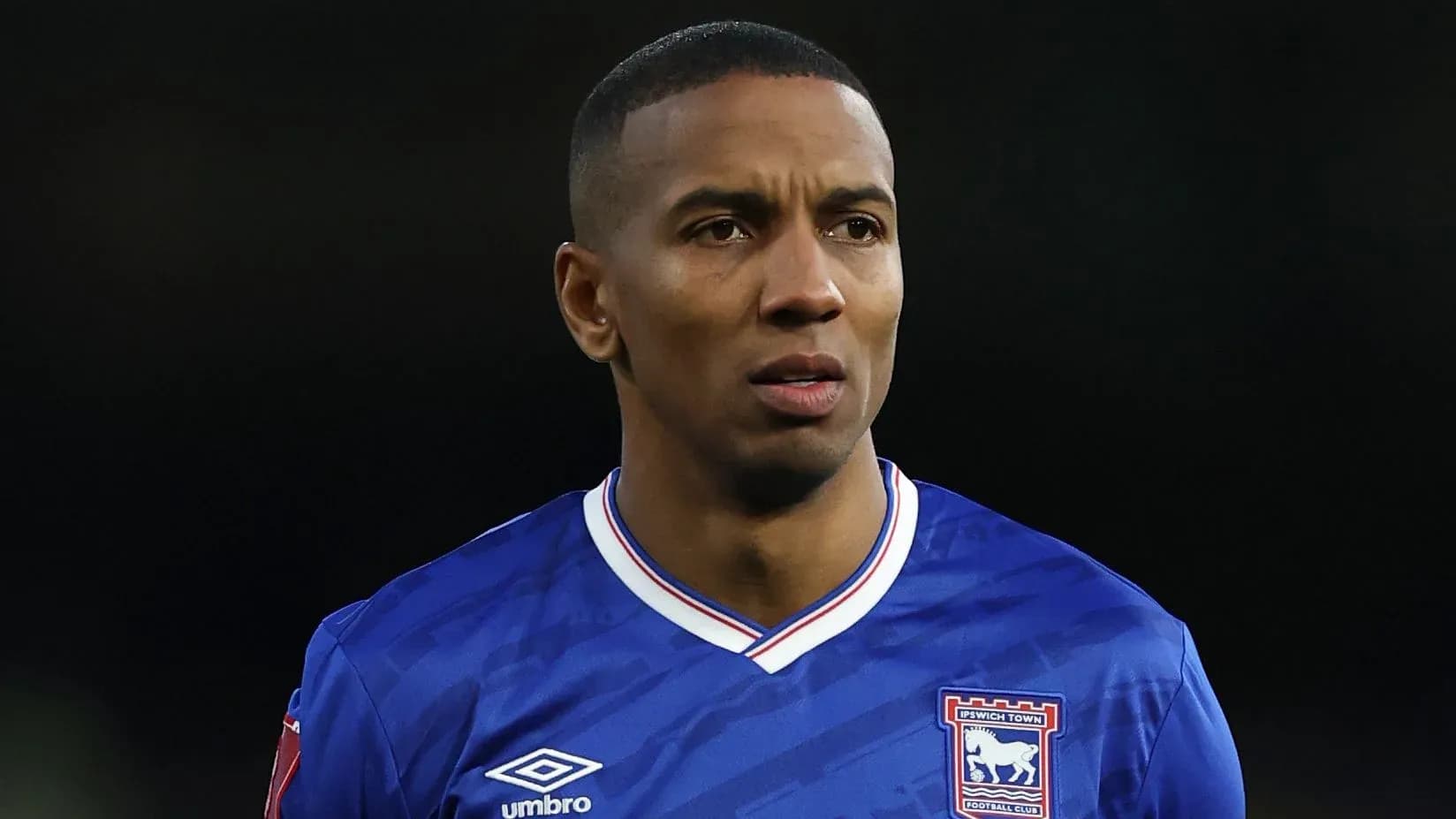 Jugador de Ipswich Town en uniforme azul Jugador de Ipswich Town en uniforme azul