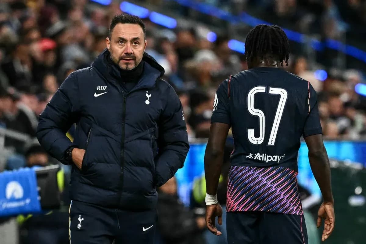 Entrenador de Tottenham hablando con jugador durante partido Entrenador de Tottenham hablando con jugador durante partido