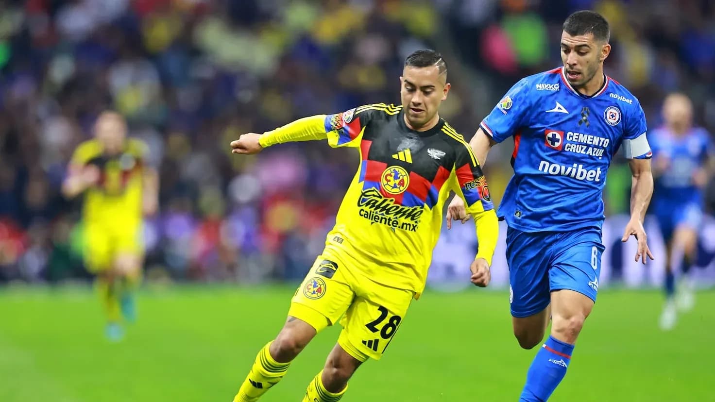 Jugadores de Cruz Azul y América en acción Jugadores de Cruz Azul y América en acción