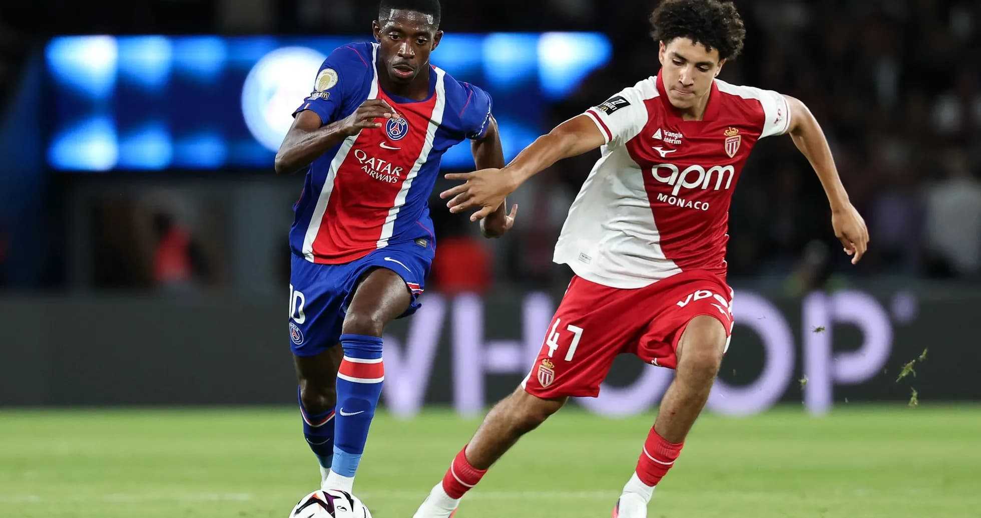 Jugadores de PSG y Mónaco compitiendo por el balón Jugadores de PSG y Mónaco compitiendo por el balón
