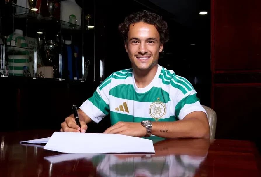 Jugador firmando contrato en camiseta del Celtic Jugador firmando contrato en camiseta del Celtic